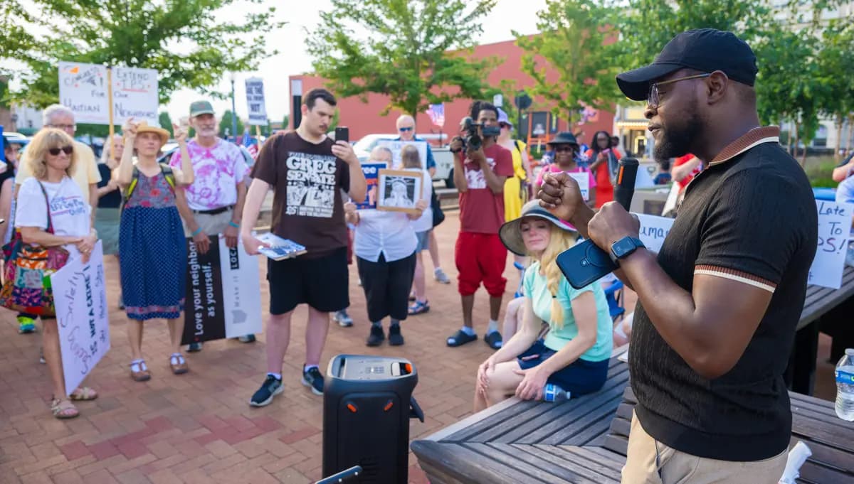 Viles Dorsainvil, director ejecutivo del Centro de Ayuda y Apoyo a la Comunidad Haitiana, se dirige a los manifestantes a favor de Haití en el Ayuntamiento de Springfield, Ohio, el 3 de julio de 2026. (Glenn Hartong para The Epoch Times).