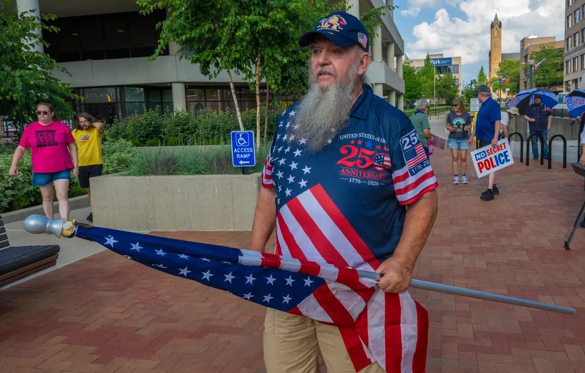 Terry Adkins, de Springfield, Ohio, asiste a una manifestación a favor de Haití en el Ayuntamiento de Springfield en apoyo al 250.º aniversario de los Estados Unidos y a los ciudadanos estadounidenses el 3 de julio de 2026. (Glenn Hartong para The Epoch Times).