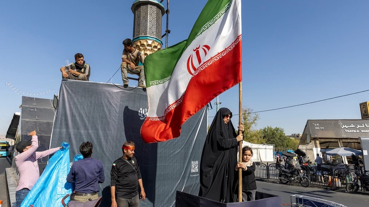 Una mujer sostiene la bandera iraní en Teherán, Irán, el 15 de junio de 2026. (Majid Saeedi/Getty Images)