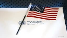 Administración Trump restablece las restricciones a Tarjetas Verdes que Biden revirtió
