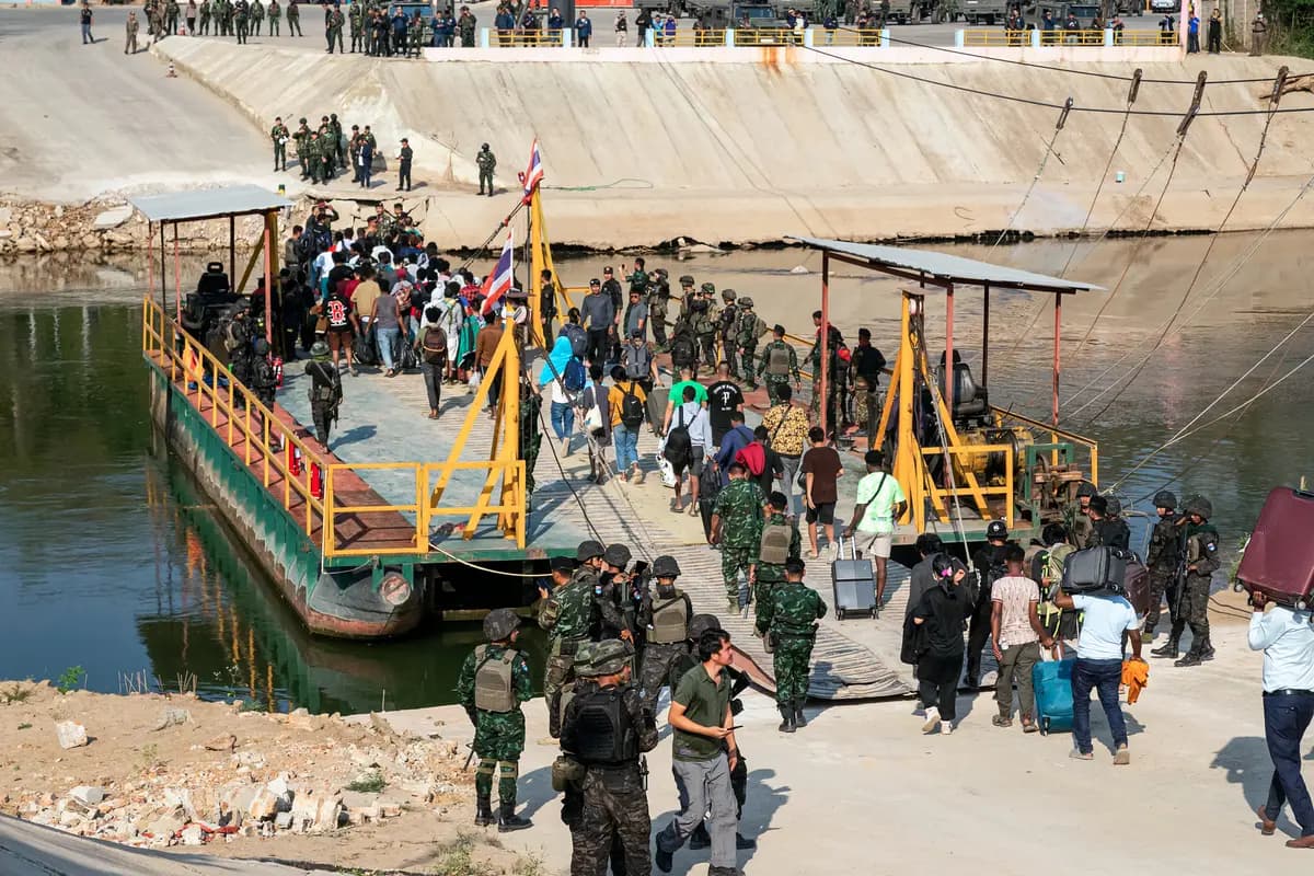 Las víctimas de los centros de estafa se suben a un bote para cruzar el río hacia Tailandia en la frontera entre Birmania y Tailandia, en Myawaddy, Birmania, el 12 de febrero de 2025. (STR/AFP vía Getty Images).