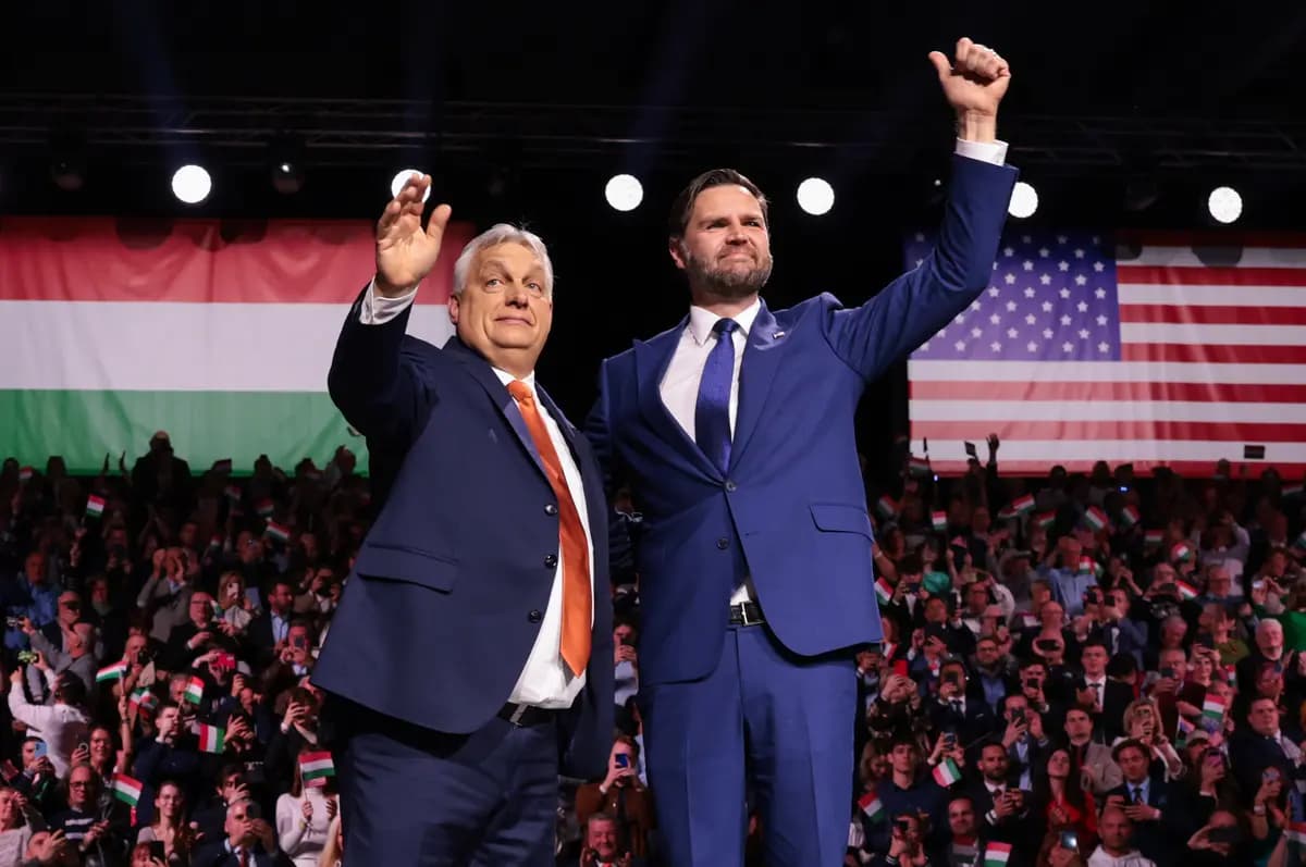 El vicepresidente de EE. UU., JD Vance, y el primer ministro húngaro, Viktor Orbán (izquierda), saludan al público durante un evento del Día de la Amistad en Budapest, Hungría, el 7 de abril de 2026. (Jonathan Ernst/Foto de Pool vía AP)