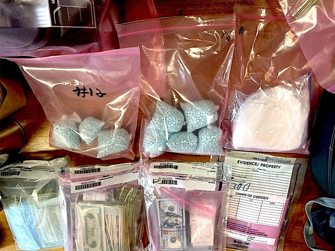 El hallazgo de grandes cantidades de pastillas que se sospecha que contienen fentanilo y de dinero en efectivo condujo a la detención y condena de 13 personas por su participación en una operación de tráfico de drogas desde Arizona hasta Wisconsin. (Cortesía de la Fiscalía Federal del Distrito Oeste de Wisconsin)