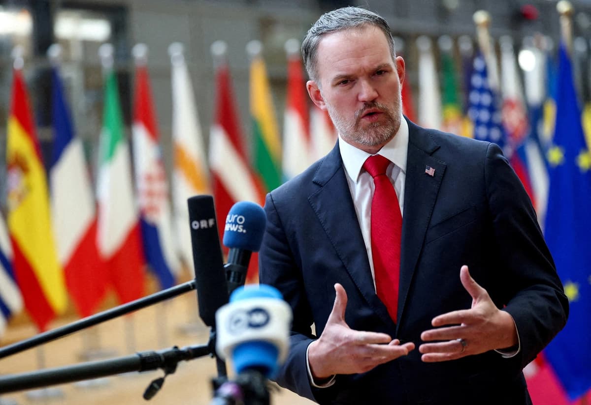 El representante comercial de Estados Unidos, Jamieson Greer, habla con los periodistas el día en que asiste a un almuerzo de trabajo con los ministros de la Unión Europea responsables de comercio, en Bruselas, el 24 de noviembre de 2025. (Iroschka van de Wouw/Reuters).