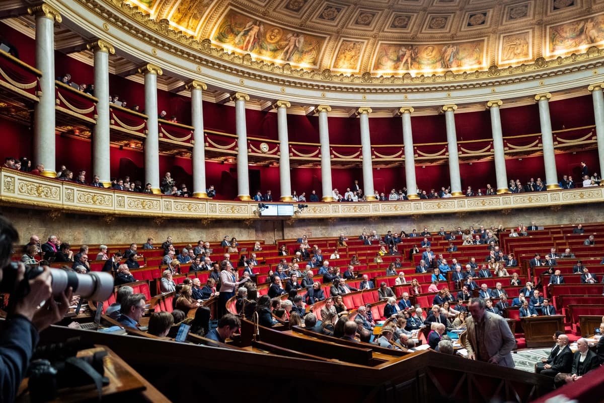 El hemiciclo durante el turno de preguntas al Gobierno, en el Parlamento francés en París, el 3 de febrero de 2026. (Magali Cohen/Hans Lucas/AFP vía Getty Images)