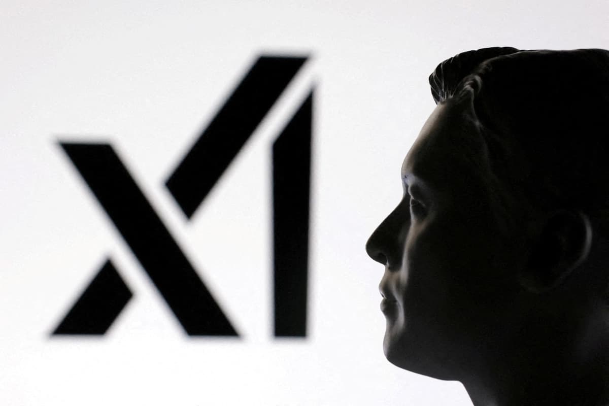 Una miniatura impresa en 3D de Elon Musk y el logotipo de xAI, en esta ilustración tomada el 23 de enero de 2025. (Dado Ruvic/Reuters)