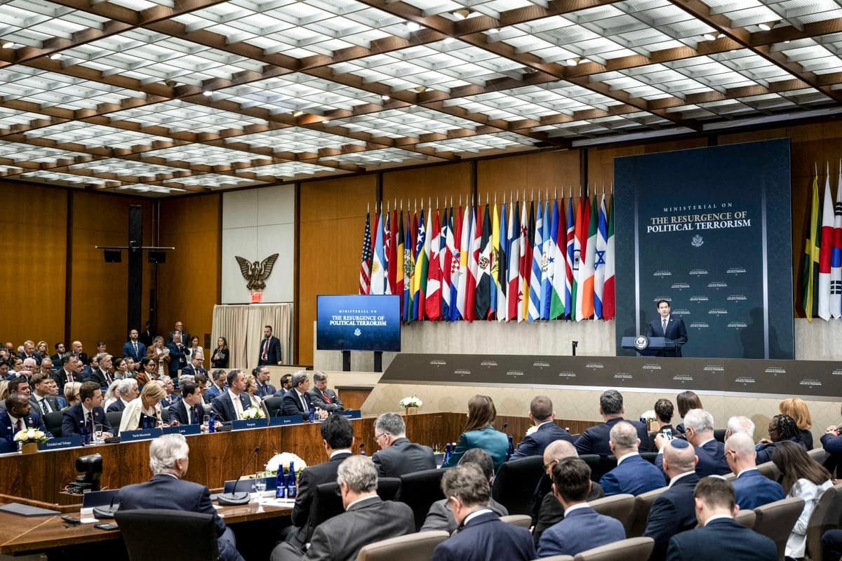 El secretario de Estado de EE. UU., Marco Rubio, pronuncia el discurso de apertura durante un evento titulado "Reunión ministerial sobre el resurgimiento del terrorismo político" en el Departamento de Estado de EE. UU. en Washington, el 16 de julio de 2026. (Brendan Smialowski / AFP vía Getty Images)
