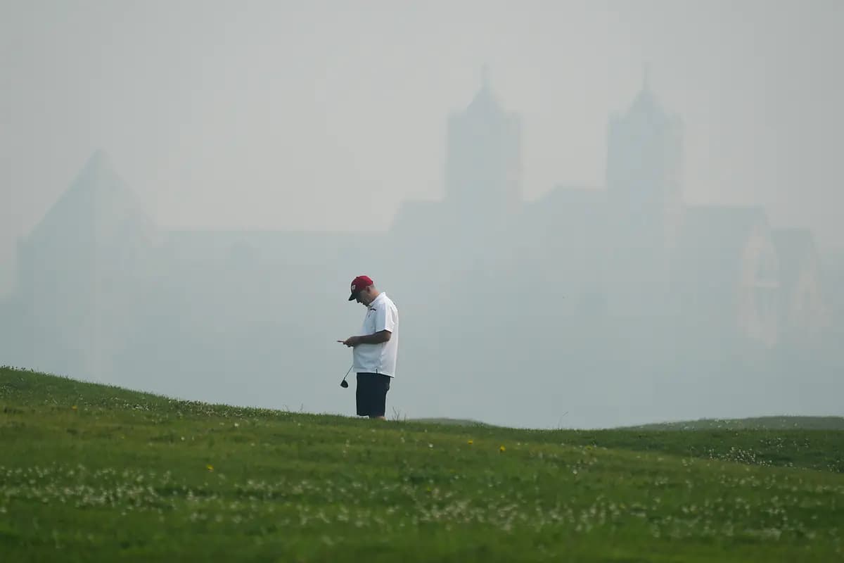 Un golfista revisa su tarjeta de puntuación en el campo de golf Willow Hills en medio de la mala calidad del aire debido al denso humo de los incendios forestales canadienses en Northbrook, Illinois, el 16 de julio de 2026. (Nam Y. Huh/AP Photo)