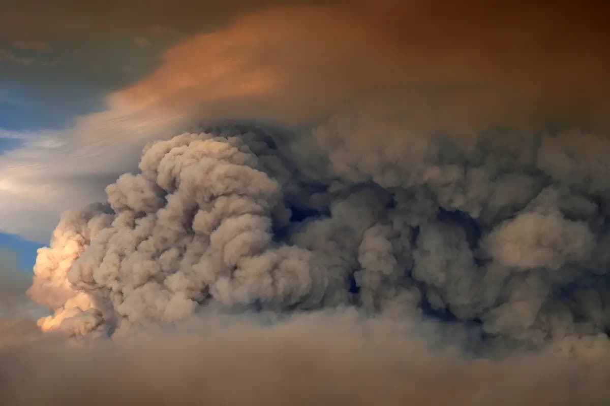 El humo se cierne sobre Moose Lake mientras múltiples incendios forestales arden en el Área de Canoa de Boundary Waters, en Minnesota, el 14 de julio de 2026. (Anthony Souffle/Minnesota Star Tribune vía AP)