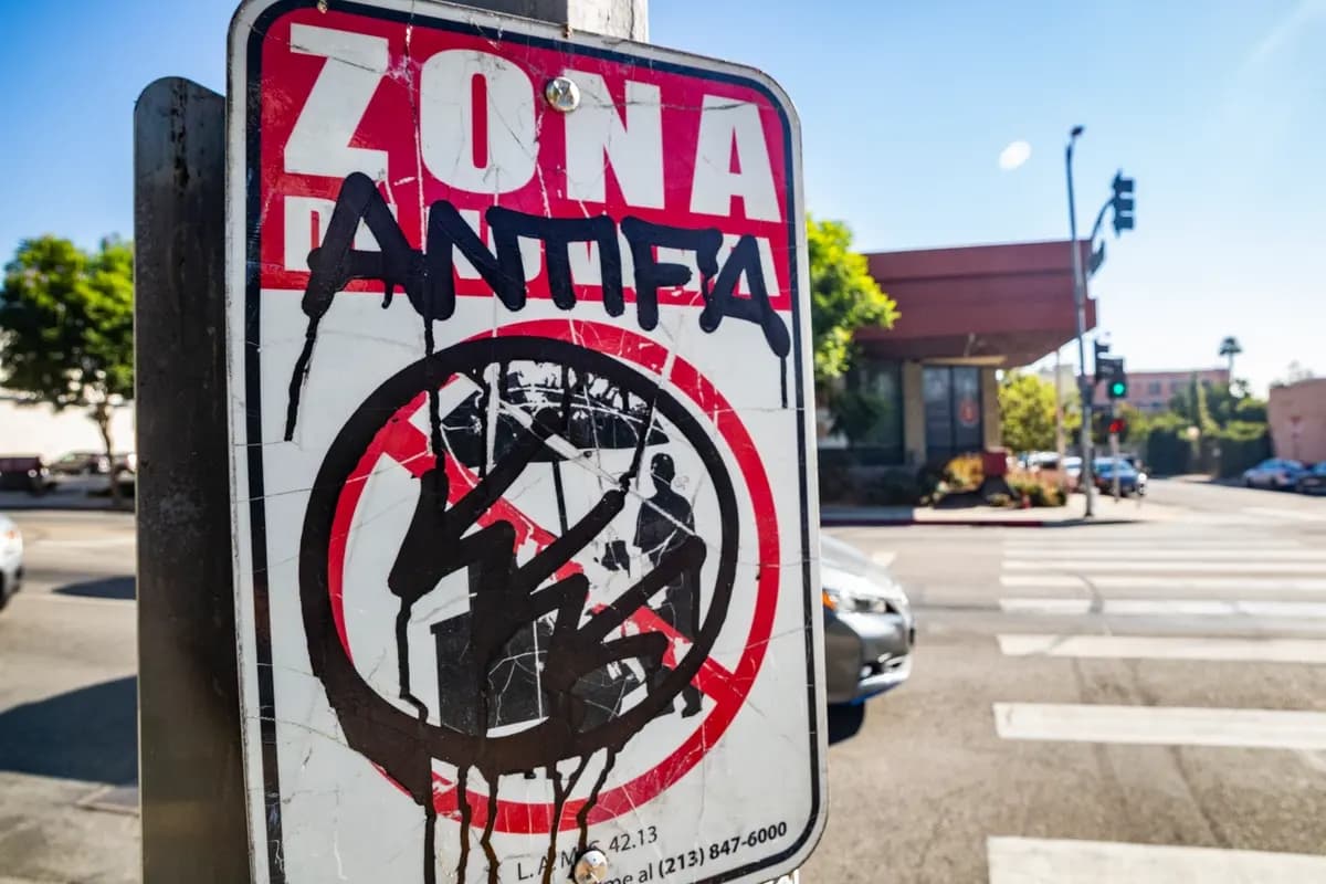 Una pintada de ANTIFA en Los Ángeles, California, el 20 de octubre de 2021. (John Fredricks/The Epoch Times)