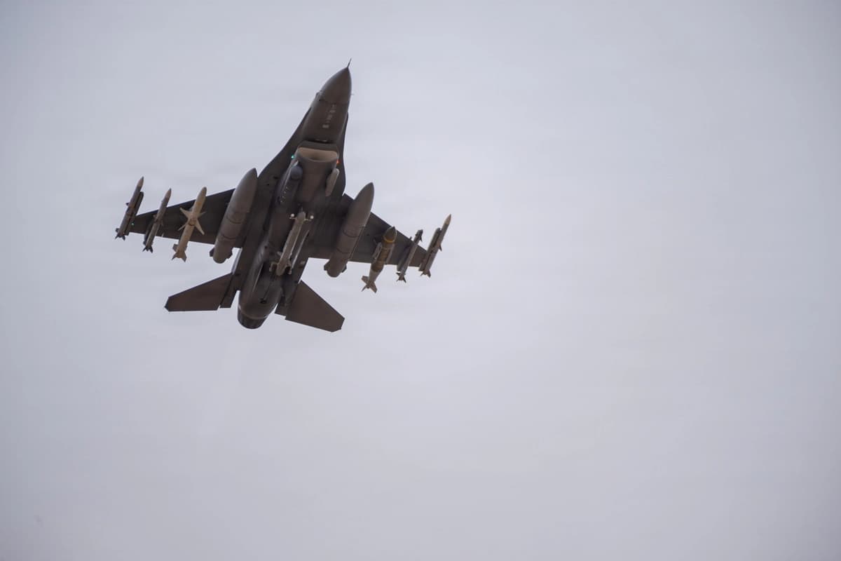 Un avión F-16 Fighting Falcon de la Fuerza Aérea de Estados Unidos despega para una misión durante la Operación Furia Épica, el 14 de marzo de 2026. (Foto de la Fuerza Aérea de Estados Unidos)
