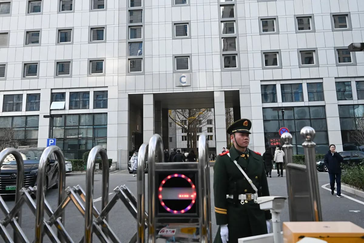 Un oficial de la policía paramilitar monta guardia frente a un edificio del Ministerio de Relaciones Exteriores en Beijing el 18 de noviembre de 2025. (Pedro Pardo/AFP vía Getty Images)