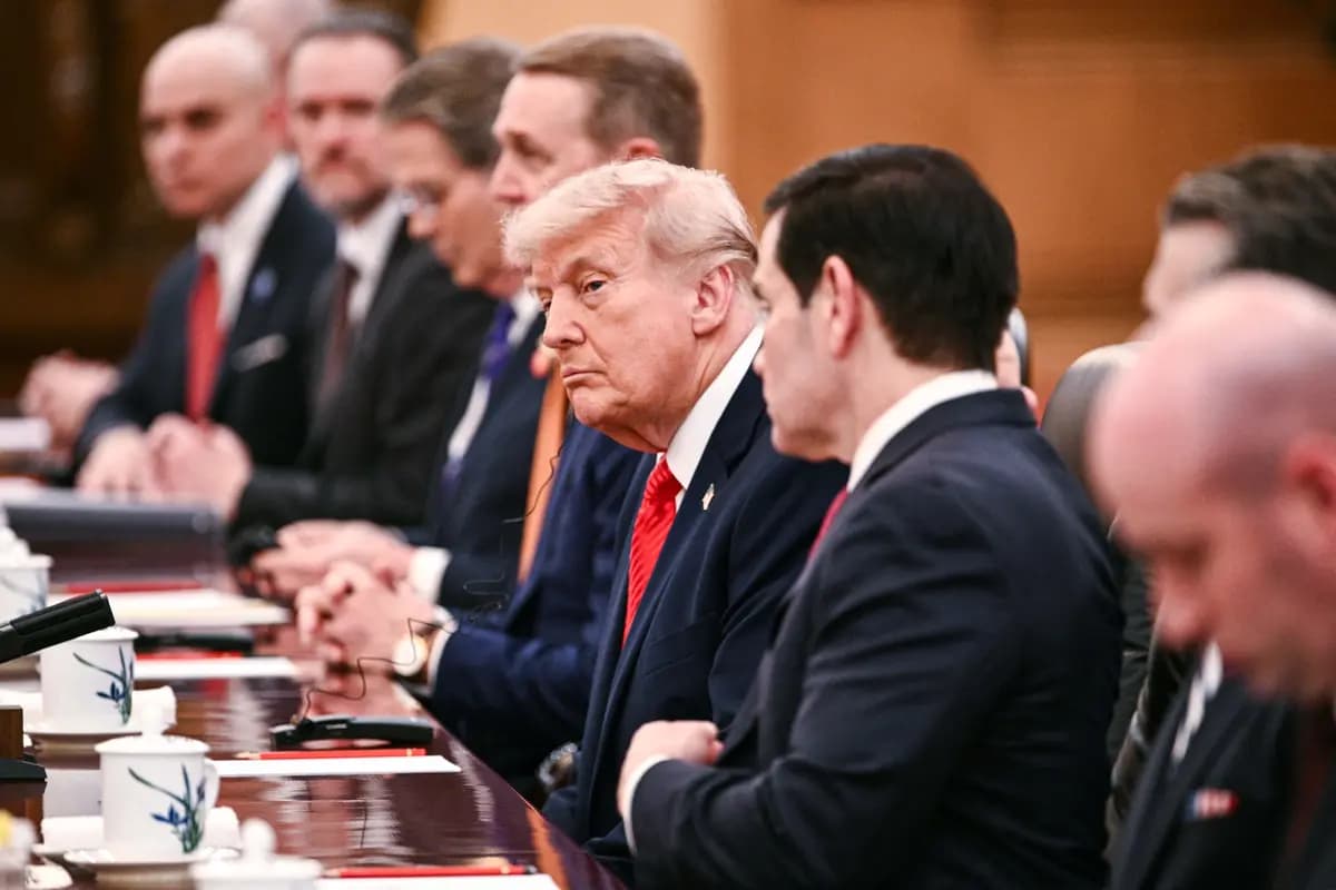 El presidente Donald Trump (C) se sienta junto al secretario de Estado Marco Rubio (2.º por la derecha) durante una reunión con el líder chino Xi Jinping en el Gran Salón del Pueblo en Beijing el 14 de mayo de 2026. (Brendan Smialowski / AFP vía Getty Images)
