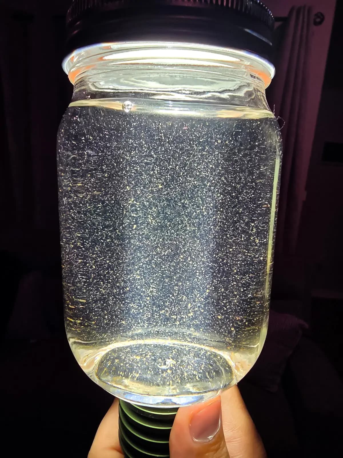 En esta foto de archivo, una linterna ilumina una muestra de agua de Trinidad, en una imagen proporcionada por los abogados de Jennifer Combs. (Cortesía de CJ Grisham)
