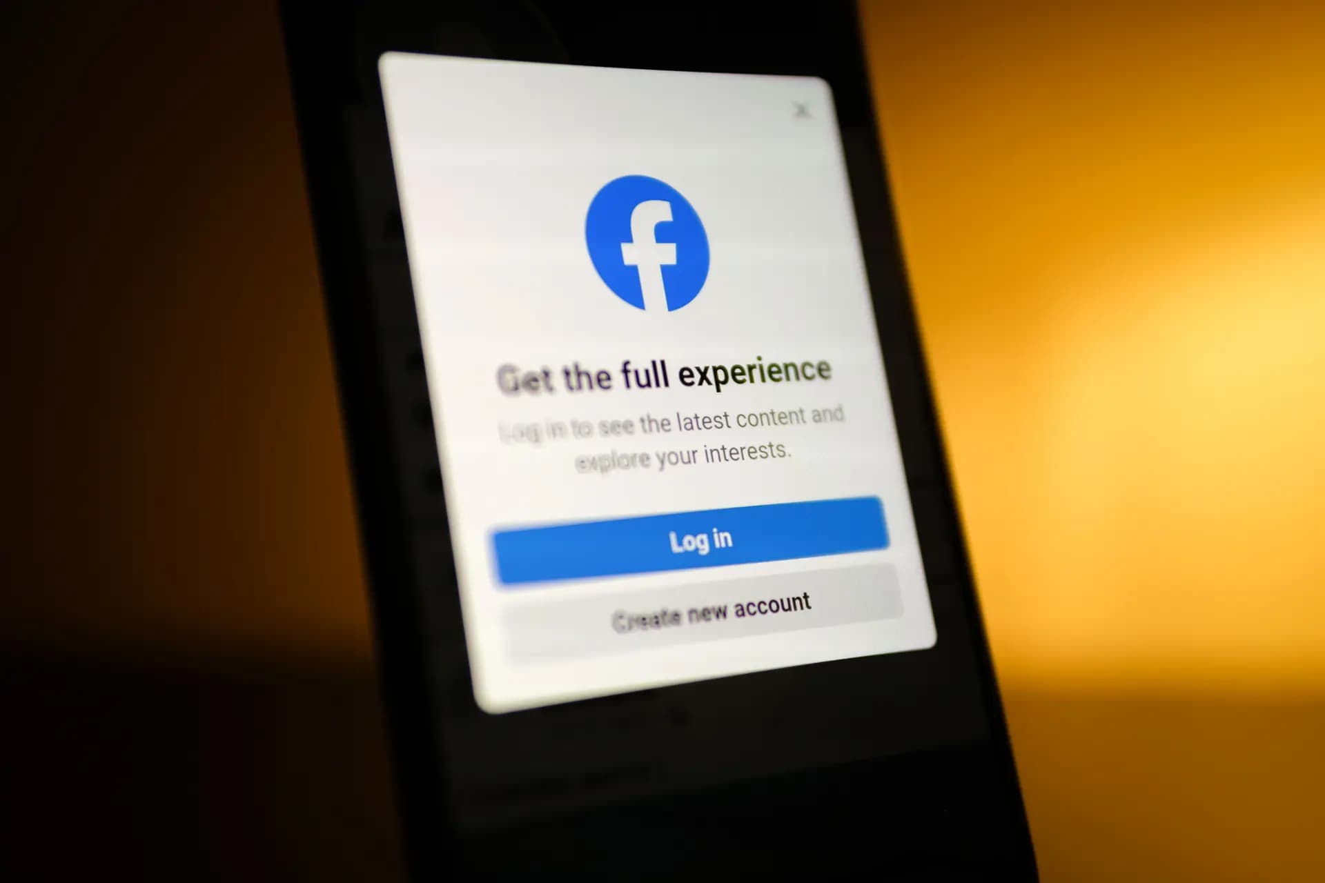 En esta foto de archivo se ve la aplicación de Facebook en un celular. Jennifer Combs fue detenida tras expresar su preocupación por la calidad del agua en Trinidad, Texas, en su página de Facebook, "Southern Belle Watch". /Oleksii Pydsosonnii/The Epoch Times)