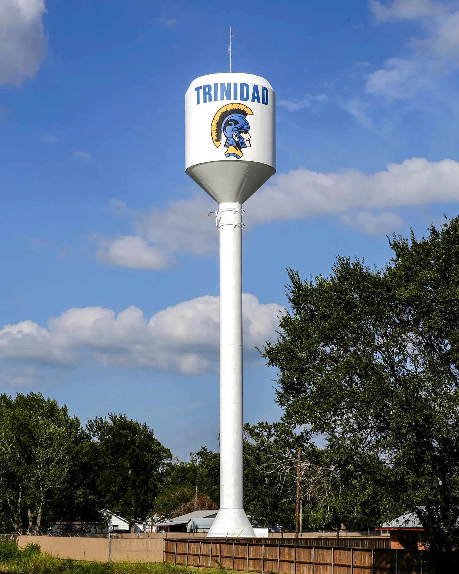 Una torre de agua en Trinidad, Texas, el 26 de junio de 2026. Esta tranquila localidad está en el centro de la atención por el tema del agua y por las denuncias de que la policía y las autoridades municipales están tratando de silenciar las críticas públicas. (Bobby Sánchez para The Epoch Times)