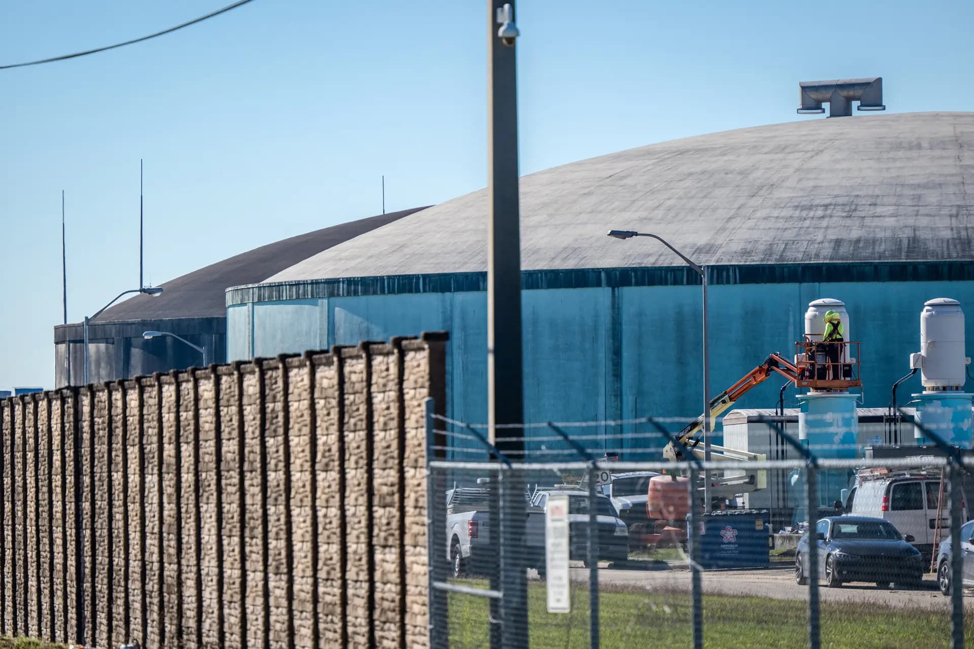 Un trabajador limpia el equipo en la Planta de Purificación de Agua del Este, en Galena Park, en las afueras de Houston, el 28 de noviembre de 2022. La Comisión de Calidad Ambiental de Texas confirmó que había recibido quejas sobre el agua en Trinidad, Texas, y que se están llevando a cabo investigaciones. (Brandon Bell/Getty Images)