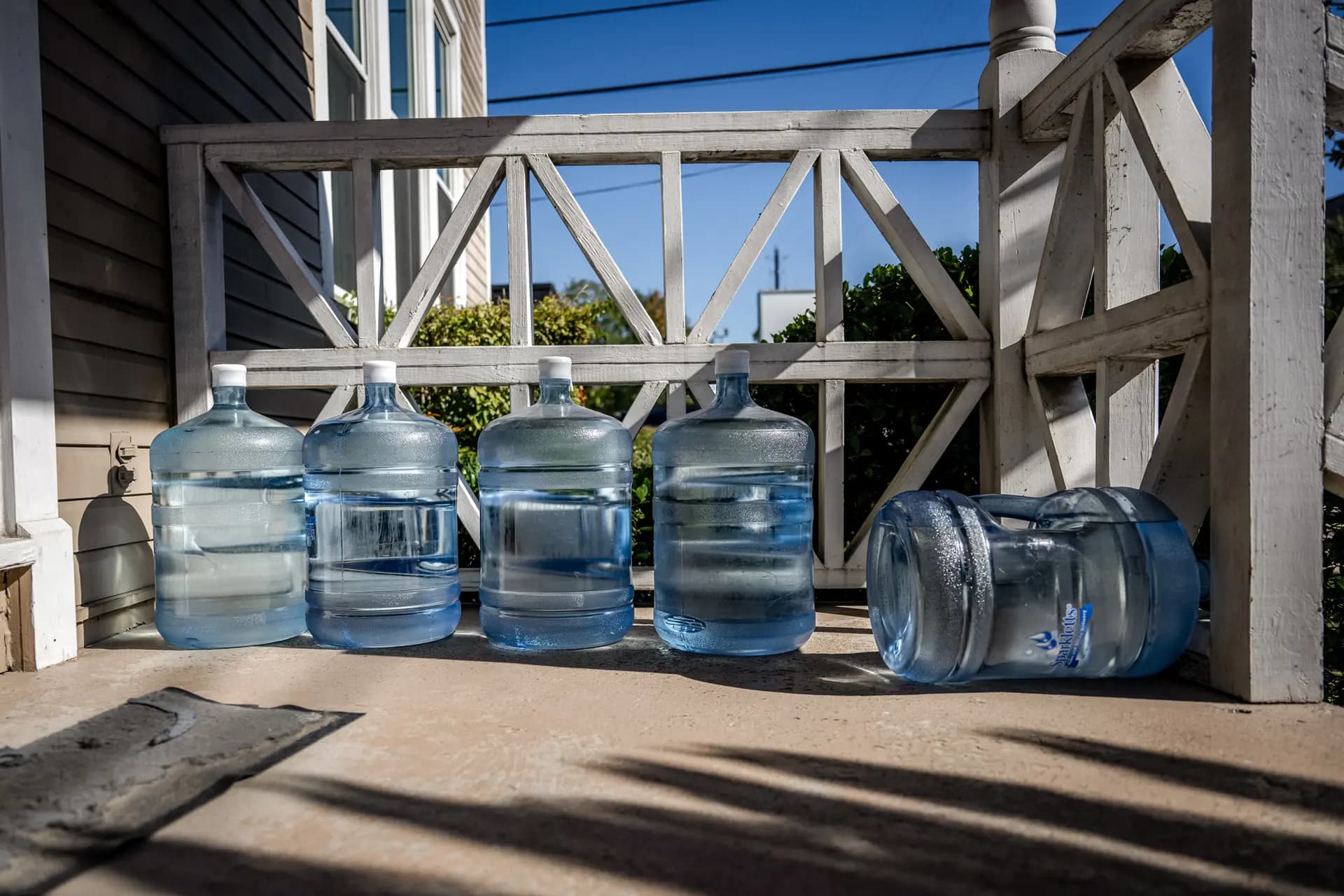 En esta foto de archivo se ven jarras llenas de agua en un porche tras un aviso de hervir el agua en Houston. La ciudad de Trinidad, Texas, emitió un aviso de hervir el agua el 21 de abril, lo que confirmó las preocupaciones sobre la seguridad del agua de la ciudad. (Brandon Bell/Getty Images)