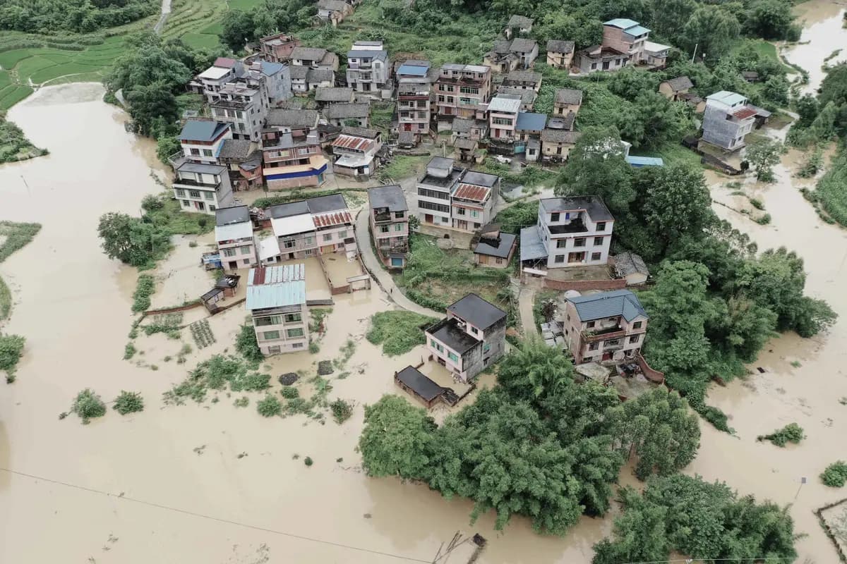 Campos y edificios inundados tras las fuertes lluvias en Rongan, en la región sureña de Guangxi, China, el 13 de junio de 2022. (STR/AFP vía Getty Images)