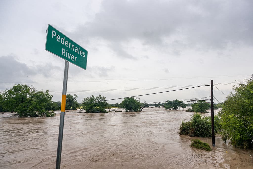 <em>El río Pedernales se desbordó bajo la carretera estatal 57 el 16 de julio de 2026 en Fredericksburg, Texas. Inundaciones repentinas azotaron partes del centro de Texas, provocando fuertes lluvias, evacuaciones y numerosos rescates acuáticos. (Brandon Bell/Getty Images)</em>