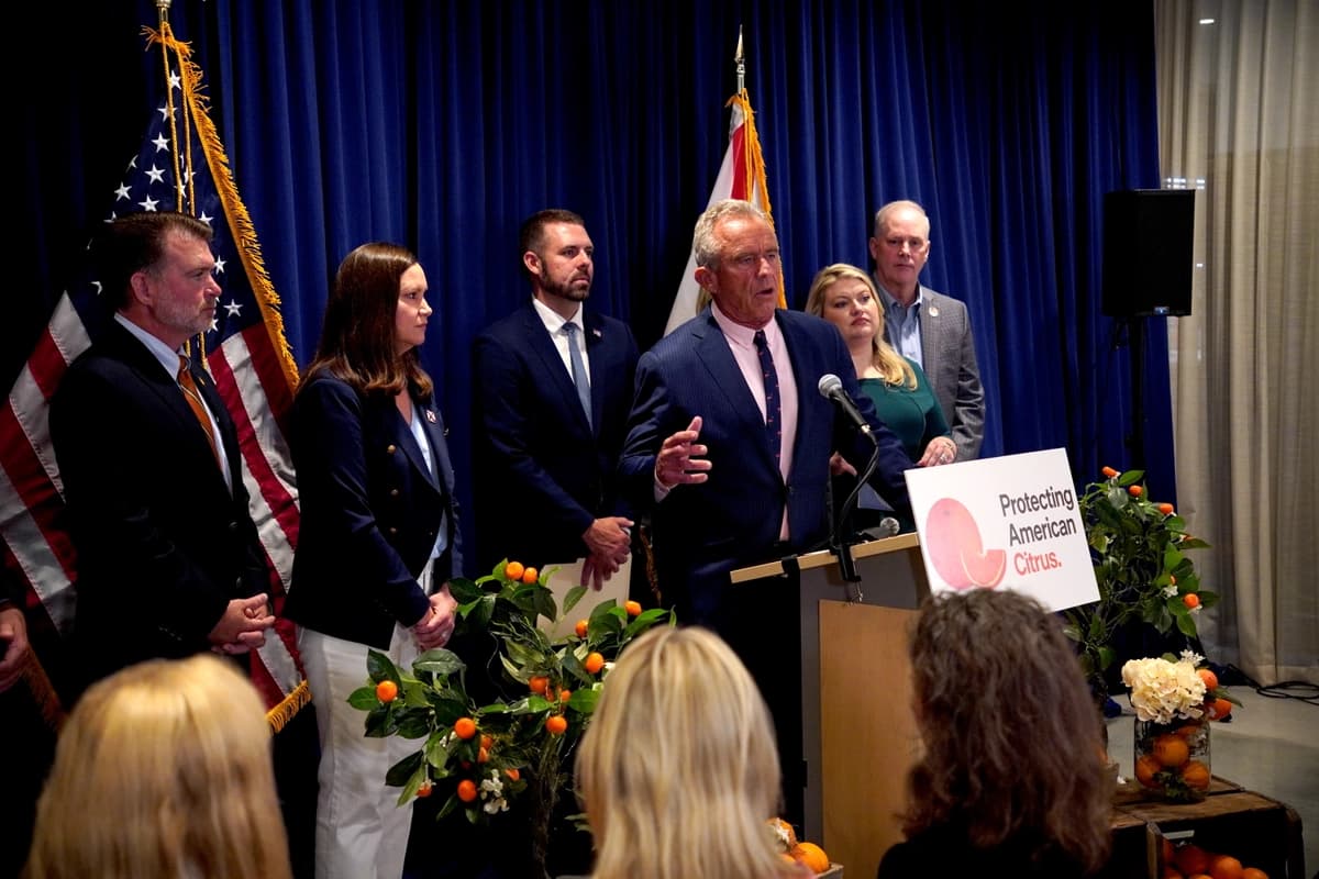 El secretario de Salud y Servicios Humanos, Robert F. Kennedy Jr., anuncia un cambio en la normativa de la Administración de Alimentos y Medicamentos (FDA) sobre el contenido de azúcar en el jugo de naranja pasteurizado en Lakeland, Florida, el 17 de julio de 2026. (Jacob Burg/The Epoch Times)