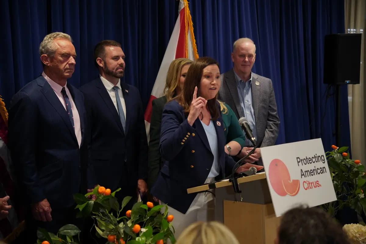 La senadora Ashley Moody (R-Fla. ) habla desde el podio en una conferencia de prensa en la que el secretario de Servicios Humanos, Robert F. Kennedy Jr., anunció un cambio en la norma de la Administración de Alimentos y Medicamentos (FDA) sobre el contenido de azúcar en el jugo de naranja pasteurizado en Lakeland, Florida, el 17 de julio de 2026. (Jacob Burg/The Epoch Times)