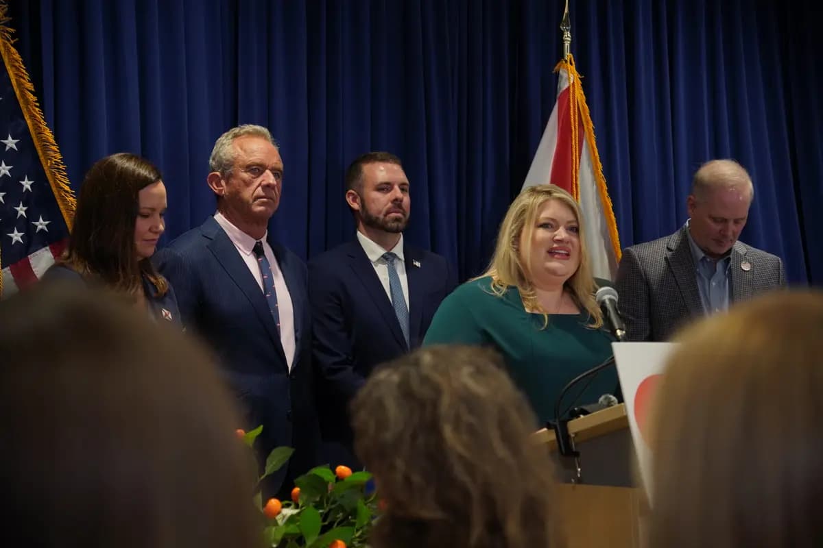 De izquierda a derecha, la senadora Ashley Moody (R-Fla.), el secretario de Salud y Servicios Humanos, Robert F. Kennedy Jr., el comisionado interino de la Administración de Alimentos y Medicamentos (FDA), Kyle Diamantas, la representante Kat Cammack (R-Fla.) y el comisionado de Agricultura de Florida, Wilton Simpson, hablan en una conferencia de prensa en la que se anuncia un cambio en la normativa de la FDA sobre el contenido de azúcar en el jugo de naranja pasteurizado, en Lakeland, Florida, el 17 de julio de 2026. (Jacob Burg/The Epoch Times)