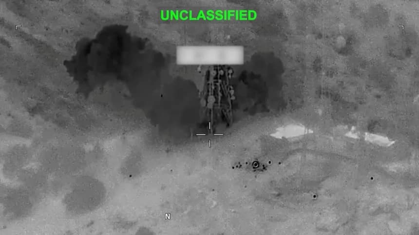 Sale humo tras una explosión en un lugar desconocido, durante lo que el Comando Central de los Estados Unidos (CENTCOM) asegura son ataques contra Irán, en esta captura de pantalla tomada de un video distribuido el 17 de julio de 2026. U.S. (Central Command/Handout vía Reuters)