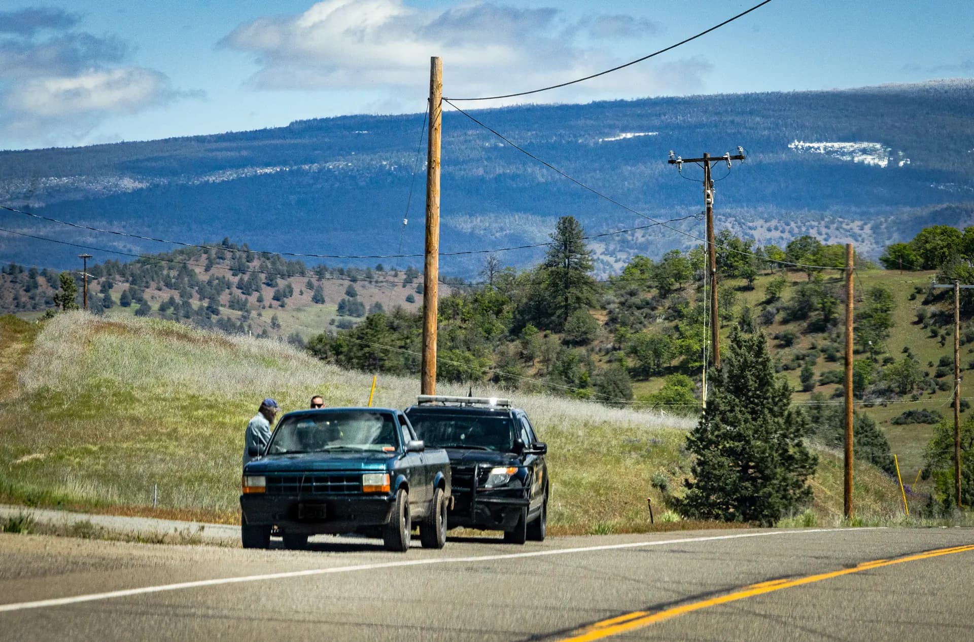 <em>Un agente del Departamento del Sheriff del Condado de Siskiyou detiene un vehículo en las afueras de Montague, California, el 7 de mayo de 2024. Si bien los grandes cargamentos de marihuana pueden transportarse en semirremolques, las cantidades más pequeñas suelen transportarse en vehículos particulares para minimizar el riesgo de perder un cargamento grande. (John Fredricks/The Epoch Times)</em>
