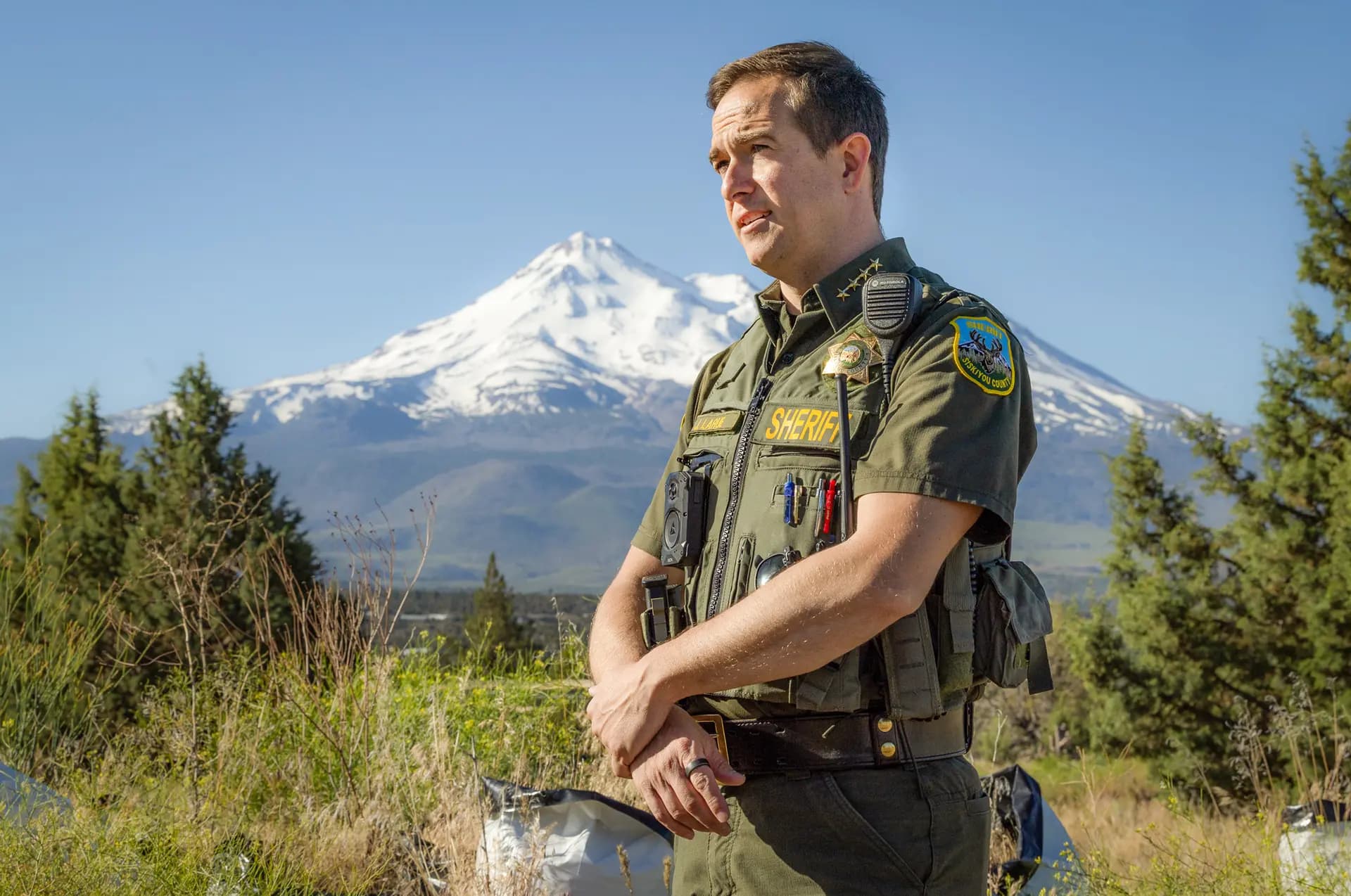 <em>El sheriff del condado de Siskiyou, Jeremiah LaRue, participa en operaciones de control de marihuana en las afueras de Montague, California, el 4 de junio de 2026. El departamento del sheriff está sobrecargado de trabajo, con personal limitado para cubrir casi 6300 millas cuadradas. (John Fredricks/The Epoch Times)</em>