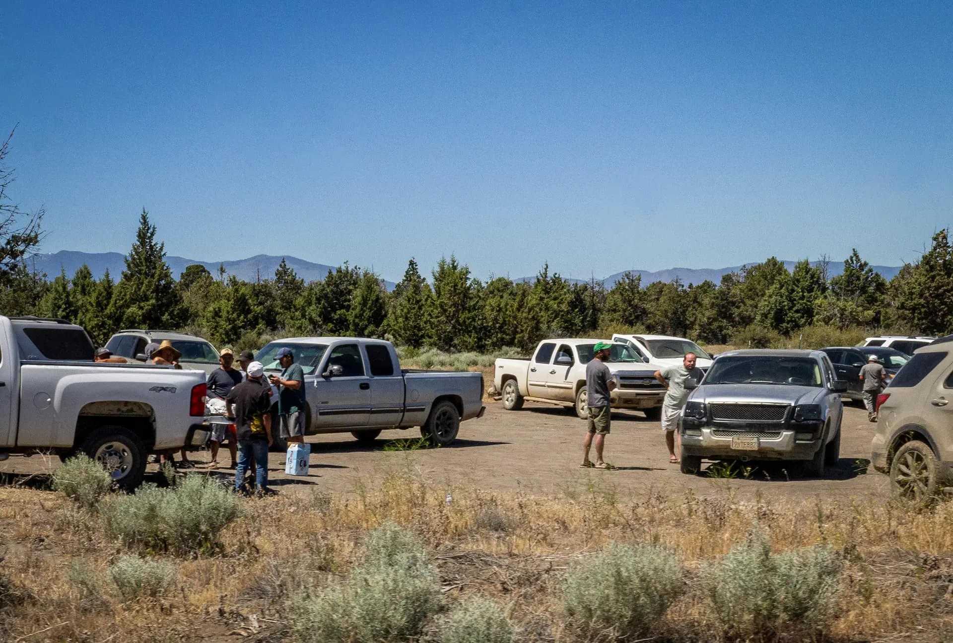 <em>El 4 de junio de 2026, varios hombres esperan a que los agentes de policía se retiren tras investigar plantaciones ilegales de marihuana en las afueras de Montague, California. Según los residentes de la zona, los agentes a veces van armados con fusiles AK-47 o rifles. (John Fredricks/The Epoch Times)</em>