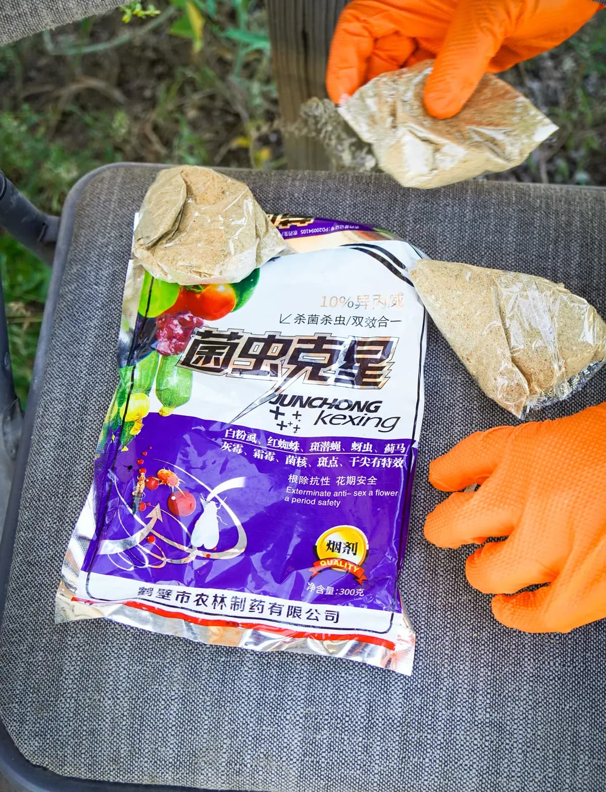 <em>El 4 de junio de 2026, el sheriff del condado de Siskiyou, Jeremiah LaRue, incautó pesticidas con etiquetas chinas en un cultivo ilegal de marihuana en la urbanización Mount Shasta Vista, en el norte de California. Algunos pesticidas utilizados en los cultivos de marihuana pueden ser mortales si se inhalan o causar irritación cutánea grave, problemas respiratorios y afecciones neurológicas. (Brad Jones/The Epoch Times)</em>