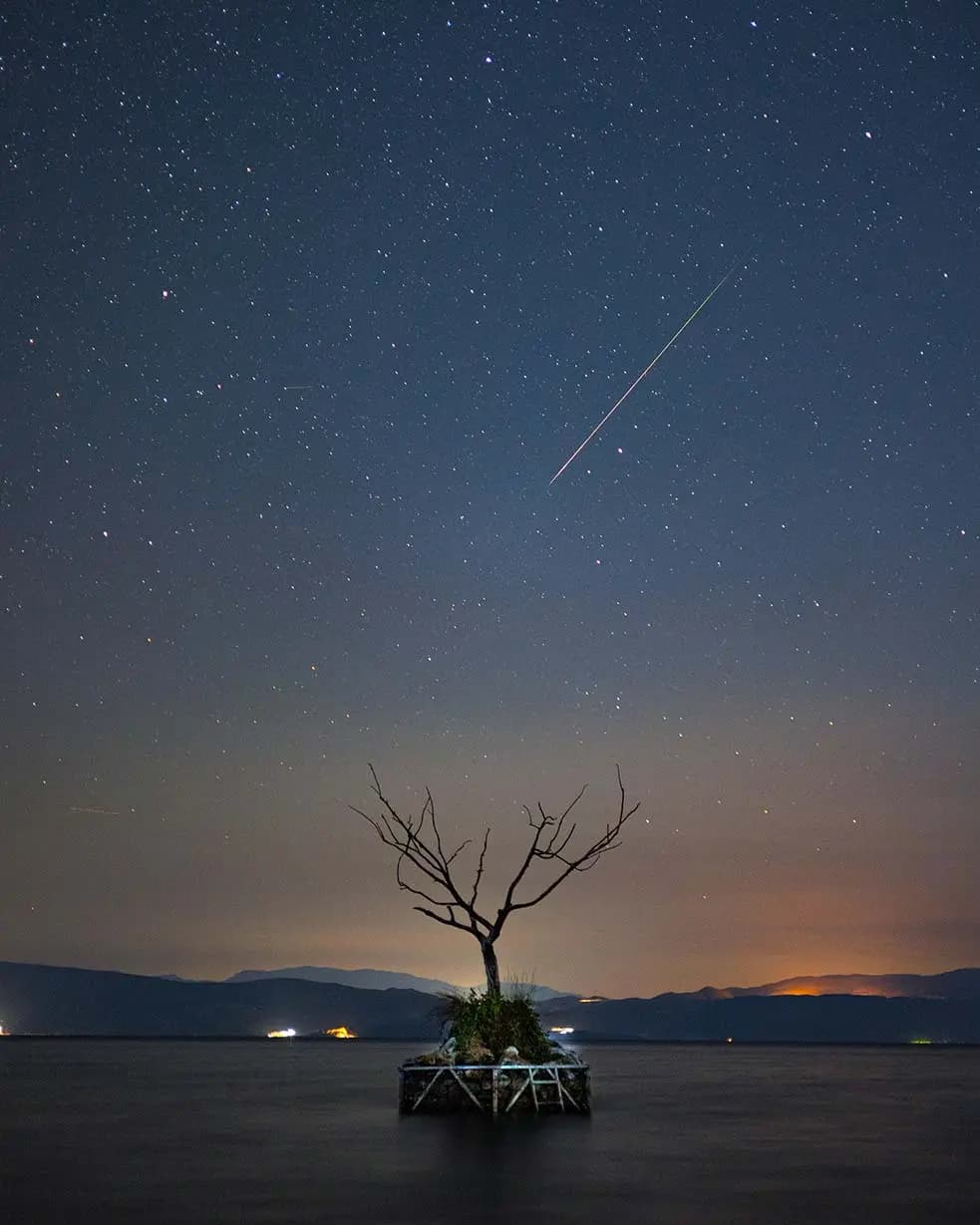 El fotógrafo macedonio Riste Spiroski eligió el antiguo lago Ohrid como primer plano para esta fotografía de un meteoro de las Perseidas capturada en 2024. (Cortesía de Riste Spiroski)