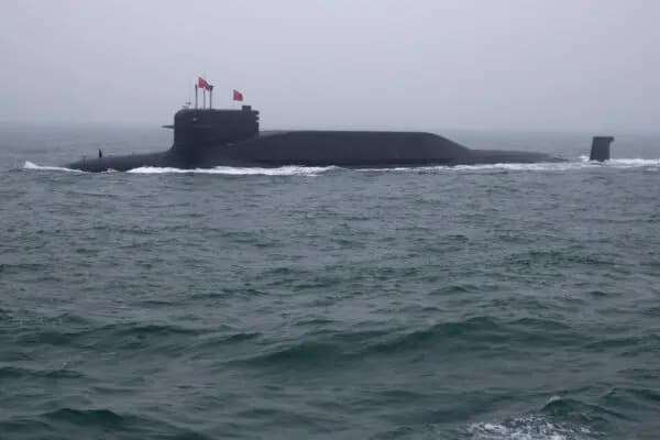 Un submarino nuclear Tipo 094 clase Jin, el Long March 15, participa en un desfile naval para conmemorar el 70º aniversario de la fundación de la Armada de China en el mar cerca de Qingdao, en la provincia oriental de Shandong, China, el 23 de abril de 2019. (Mark Schiefelbein/Pool/AFP/vía Getty Images)