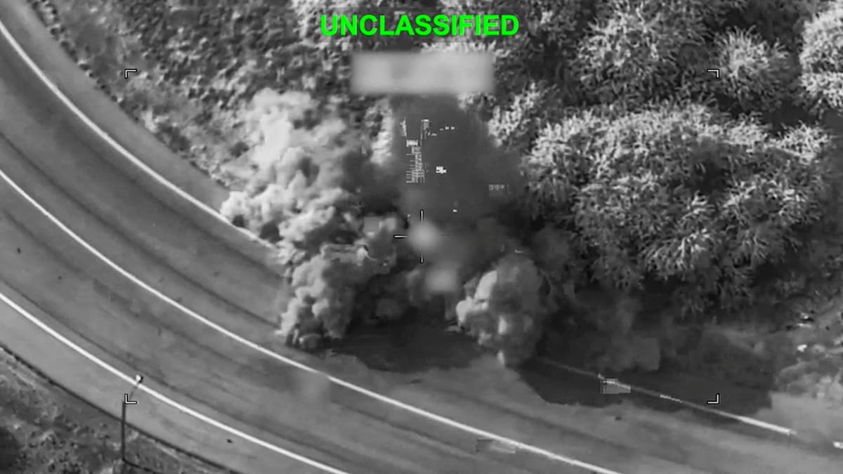 Se ve humo tras un ataque en un lugar desconocido durante lo que el ejército estadounidense describe como su última oleada de ataques contra Irán, que impactaron "objetivos militares iraníes como sitios de vigilancia costera y defensa aérea, infraestructura logística militar y capacidades marítimas", en esta imagen fija tomada de un video distribuido el 16 de julio de 2026. (Comando Central de EE. UU./Distribución vía Reuters)