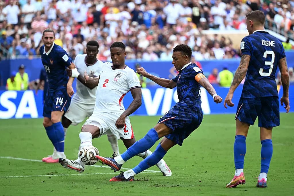 <em>El defensa inglés Ezri Konsa y el delantero francés Kylian Mbappé luchan por el balón durante el partido por el tercer lugar del Mundial de Fútbol de 2026 entre Francia e Inglaterra en el Miami Stadium de Miami el 18 de julio de 2026. (Chandan Khanna / AFP vía Getty Images)</em>