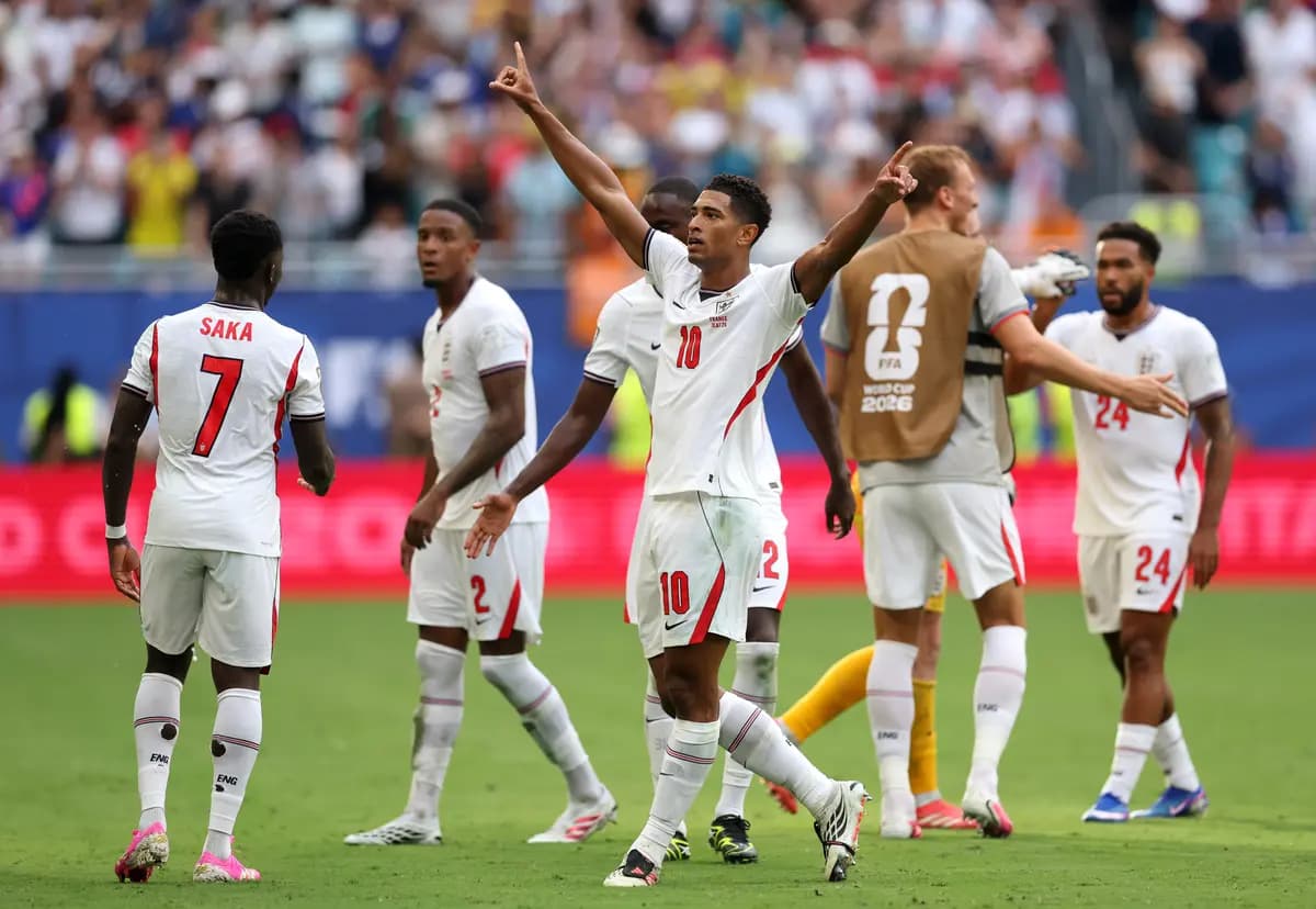 <em>Jude Bellingham (C) de Inglaterra celebra el sexto gol de su equipo durante el partido por el tercer lugar de la Copa Mundial de la FIFA 2026 contra Francia en el Miami Stadium el 18 de julio de 2026. (Luke Hales/Getty Images)</em>
