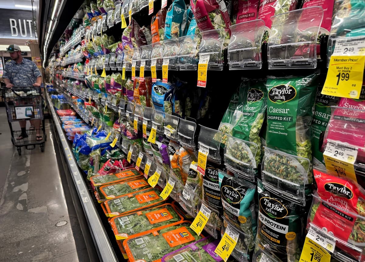 Paquetes de hojas verdes para ensalada de Taylor Farms se exhiben en una tienda Safeway en Kings Beach, California, el 16 de julio de 2026. (Justin Sullivan/Getty Images)