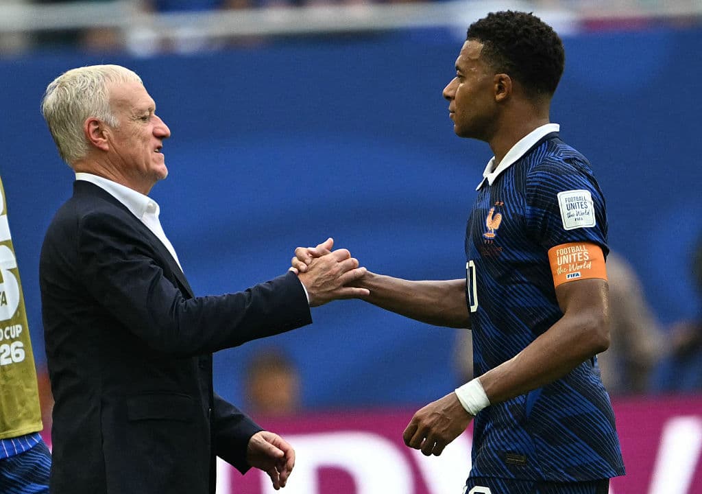 <em>El seleccionador francés, Didier Deschamps, y el delantero número 10 de Francia, Kylian Mbappé, se dan la mano tras la derrota de Francia ante Inglaterra en el partido por el tercer puesto del Mundial de Fútbol de 2026, disputado en el Miami Stadium de Miami el 18 de julio de 2026. (ROBERTO SCHMIDT / AFP vía Getty Images)</em>