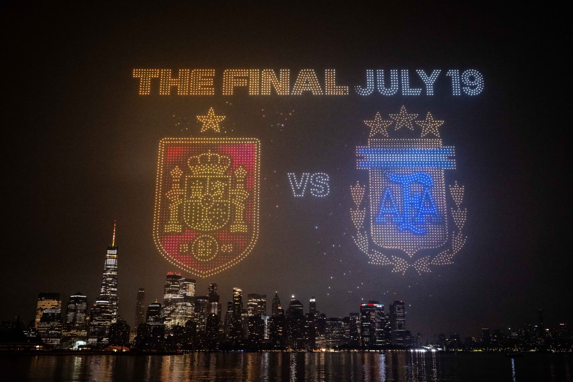 La imagen final del 19 de julio, con los escudos de España y Argentina, se proyecta sobre el horizonte de Manhattan durante el espectáculo de drones de la FIFA celebrado en Nueva York/Nueva Jersey, en el Liberty State Park de Jersey City, Nueva York, el 15 de julio de 2026. (David Ramos/Getty Images)