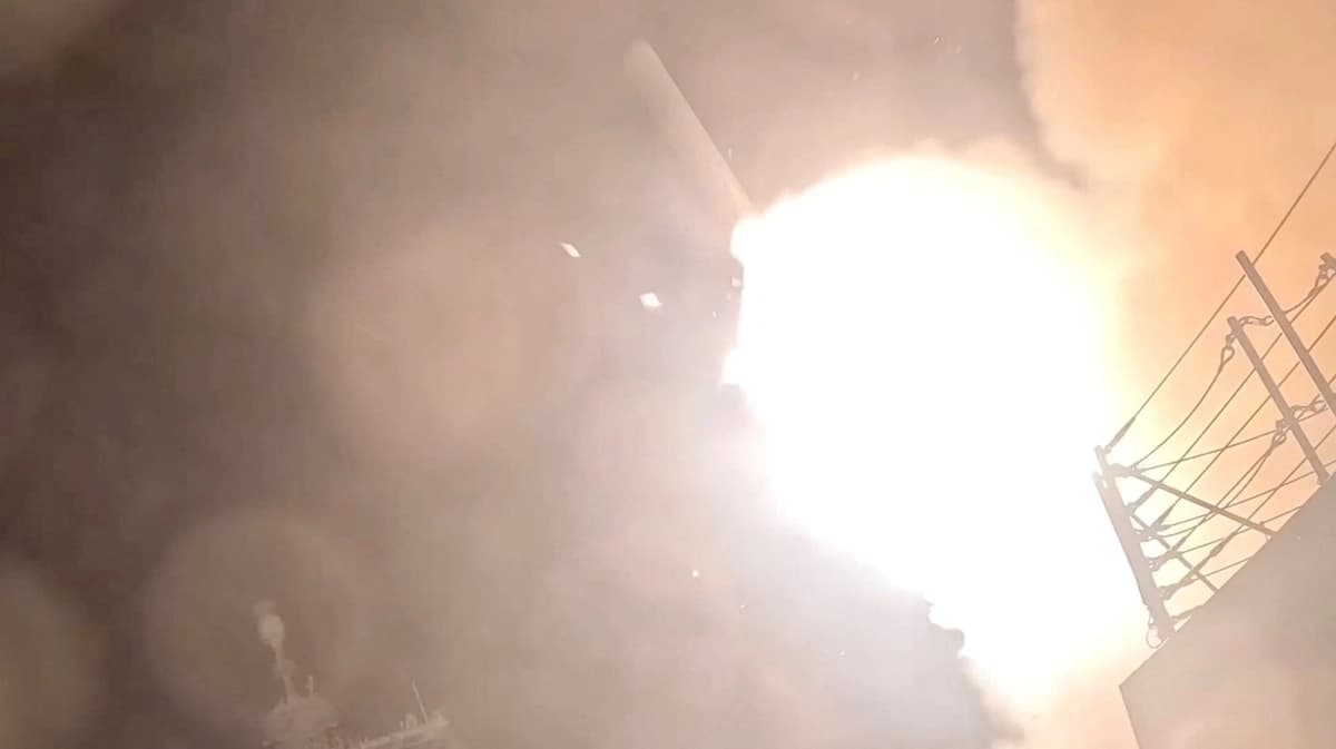 En esta captura de pantalla, tomada de un vídeo difundido el 18 de julio de 2026, se ve cómo se lanza un proyectil desde un buque de guerra estadounidense en una ubicación desconocida, durante lo que, según el Mando Central de EE. UU. (CENTCOM), son ataques contra Irán. Mando Central de EE. UU./Imagen facilitada a través de Reuters