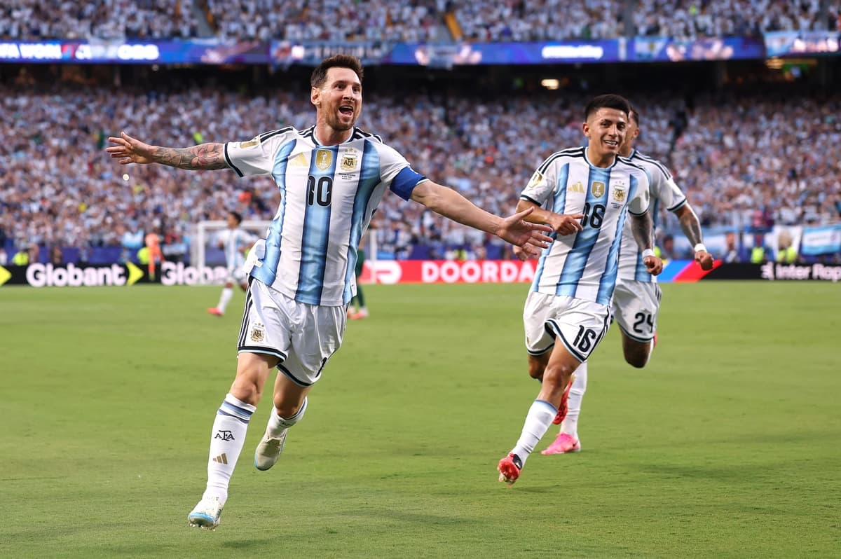 Lionel Messi (izquierda), de Argentina, celebra el primer gol de su equipo durante el partido de la Copa del Mundo de la FIFA 2026 contra Argelia, disputado en el Kansas City Stadium de Kansas City, Misuri, el 16 de junio de 2026. (Charlotte Wilson/Getty Images)