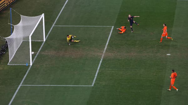 Andrés Iniesta, de España, anota el gol de la victoria durante la final de la Copa Mundial de la FIFA Sudáfrica 2010 entre Países Bajos y España en el estadio Soccer City el 11 de julio de 2010 en Johannesburgo, Sudáfrica. (Michael Steele/Getty Images)