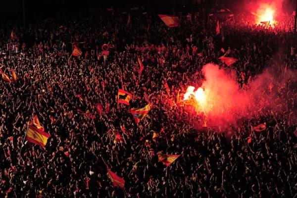 Aficionados de la selección española celebran tras la final del Mundial entre España y Países Bajos el 11 de julio de 2010 en Barcelona. (JOSEP LAGO/AFP vía Getty Images)