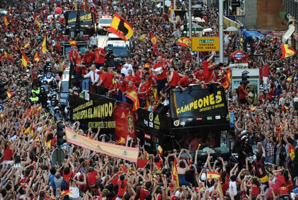 Jugadores de la selección española de fútbol celebran durante el desfile de la victoria tras su triunfo en la Copa Mundial de la FIFA 2010, el 12 de julio de 2010 en Madrid, España. (Jasper Juinen/Getty Images)