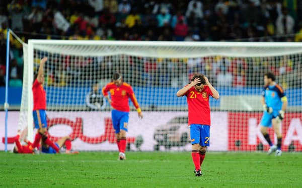 David Silva, de España, luce cabizbajo tras el gol de Gelson Fernandes, de Suiza, durante el partido del Grupo H de la Copa Mundial de la FIFA Sudáfrica 2010 entre España y Suiza, disputado en el Estadio de Durban el 16 de junio de 2010 en Durban, Sudáfrica. (amie McDonald/Getty Images)
