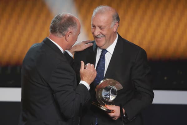 Vicente del Bosque, seleccionador de España, recibe el trofeo de Mejor Entrenador Mundial de Fútbol Masculino de la FIFA 2012 de manos de Felipe Scolari (izquierda) en el Congreso de los Diputados en Zúrich, Suiza. (Christof Koepsel/Getty Images)