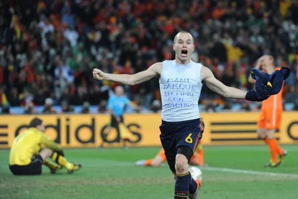 El centrocampista español Andrés Iniesta celebra tras marcar el primer gol durante la final del Mundial de Fútbol de 2010 entre Países Bajos y España, el 11 de julio de 2010, en el estadio Soccer City de Soweto, en las afueras de Johannesburgo. (GABRIEL BOUYS / AFP vía Getty Images)