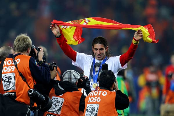 Sergio Ramos, de España, celebra la victoria en la final de la Copa Mundial de la FIFA Sudáfrica 2010 entre Países Bajos y España en el estadio Soccer City el 11 de julio de 2010 en Johannesburgo, Sudáfrica. (Lars Baron/Getty Images)