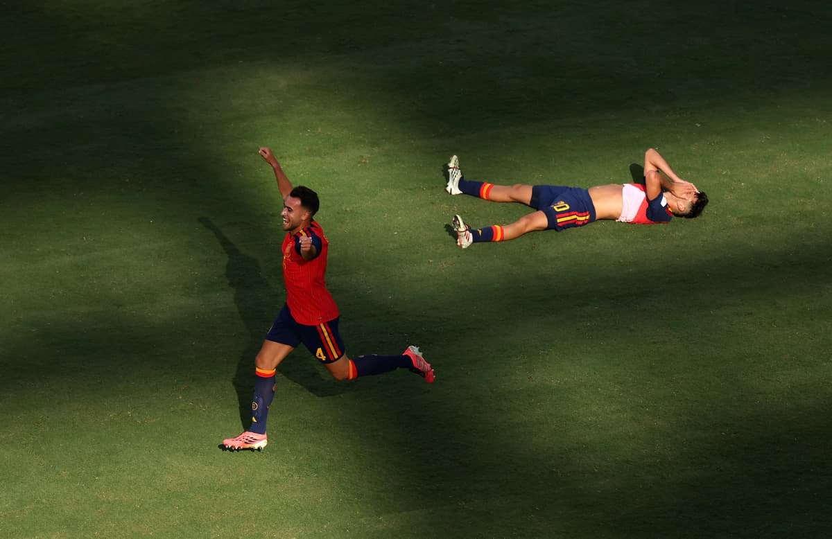 Eric García (4) y Pedri (20), de España, celebran tras la victoria por 1–0 en la final de la Copa del Mundo de la FIFA 2026 entre España y Argentina, disputada en el New York New Jersey Stadium de East Rutherford, Nueva Jersey, el 19 de julio de 2026. (Kevin C. Cox/Getty Images)